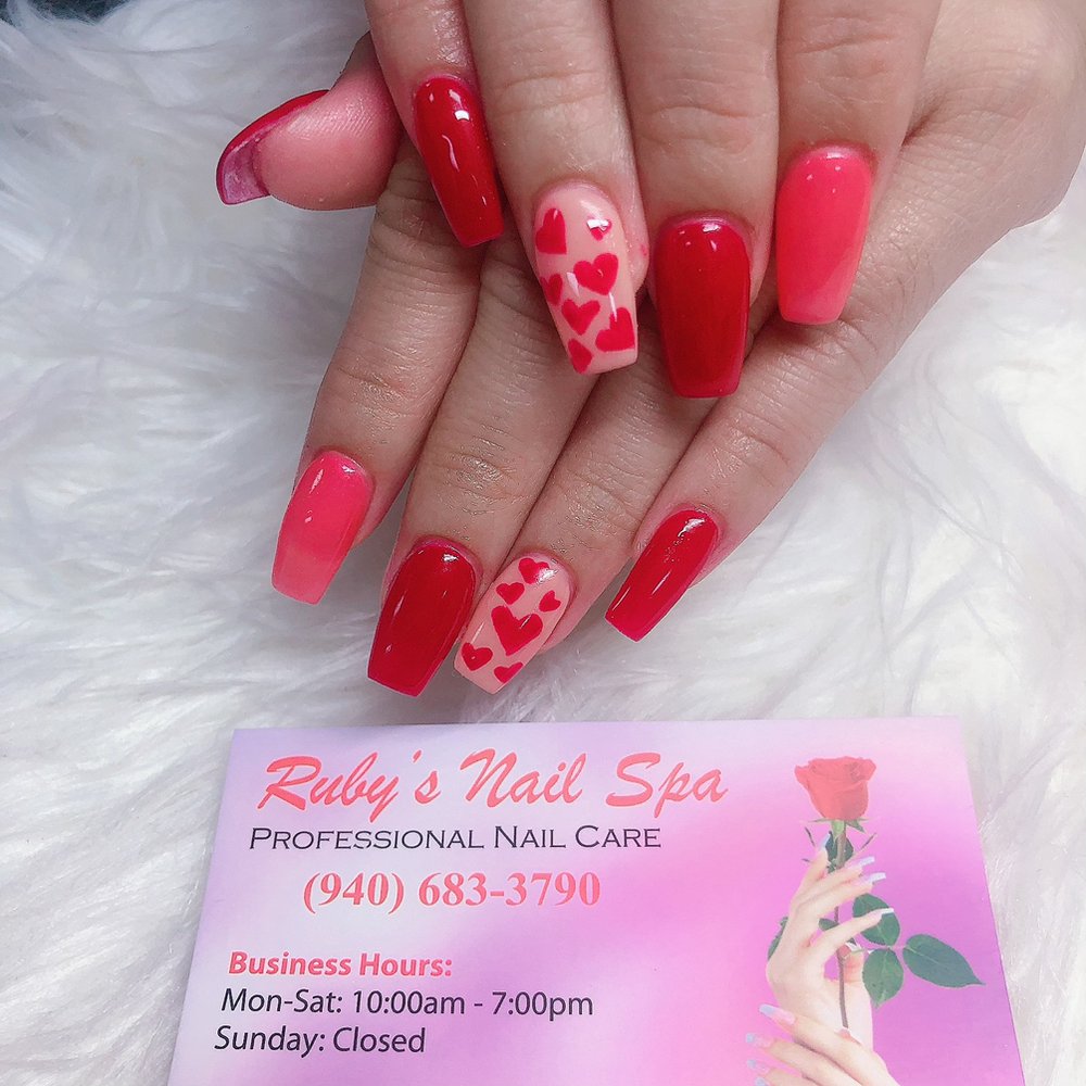 Acrylic nail set at Modern Nails Bridgeport TX